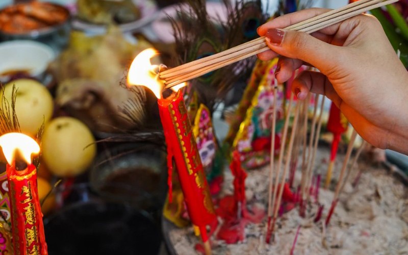 Chọn người mở hàng nhà mới như thế nào để rước tài lộc và bình an