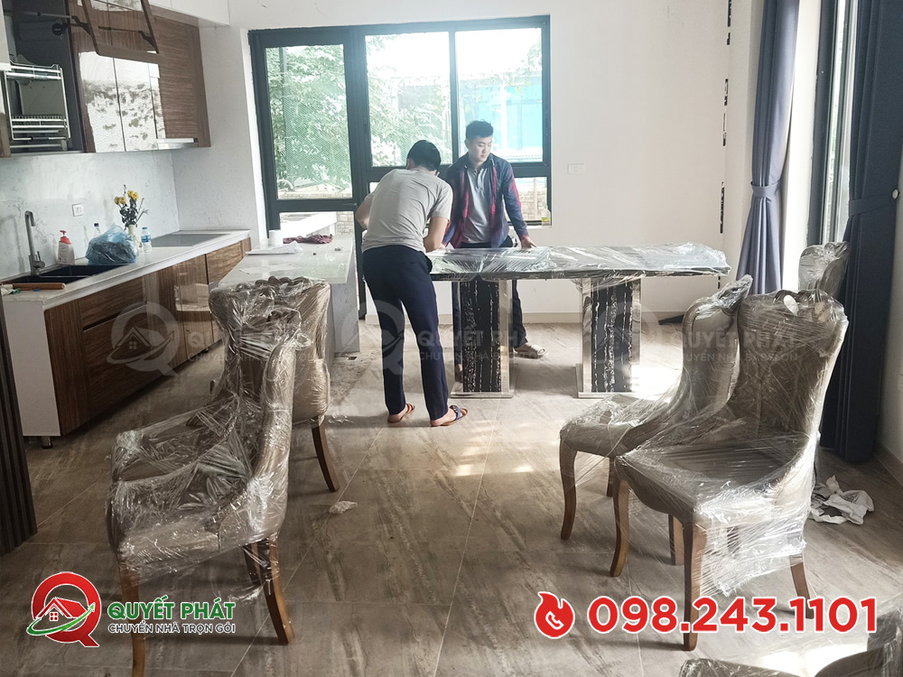 Nh&acirc;n vi&ecirc;n Chuyển nh&agrave; Quyết Ph&aacute;t bọc l&oacute;t bảo vệ đồ gỗ nội thất cẩn thận trước khi vận chuyển