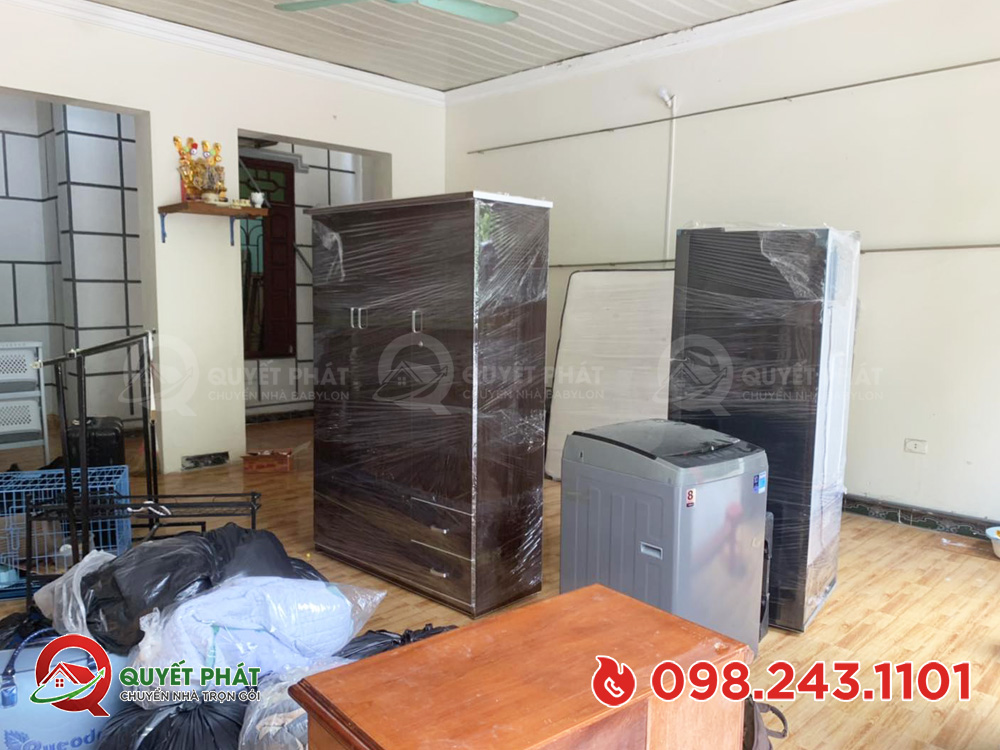 Thợ kỹ thuật th&aacute;o dỡ v&agrave; quấn xốp nổ an to&agrave;n cho thiết bị điện tử gia đ&igrave;nh.